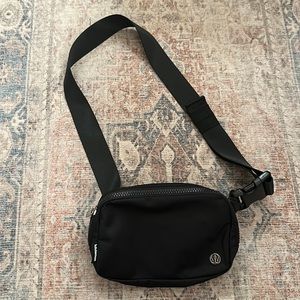 lululemon black belt bag NWOT